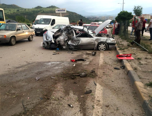 Karşı Şeride Geçen Otomobil Kamyonete Çarptı: 7 Yaralı