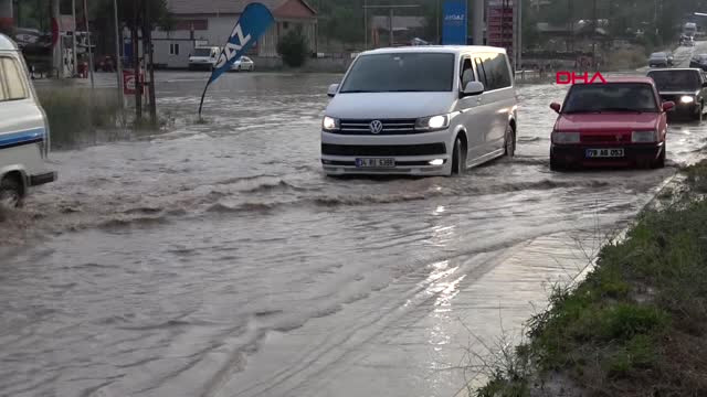 Karabük’te Yollar Göle Döndü, Kaya Parçaları Yola Düştü Hd