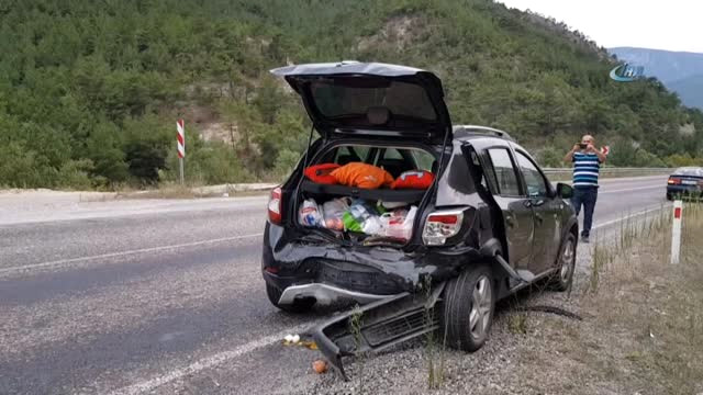 İki Otomobil Çarpıştı: 4’ü Çocuk 7 Yaralı