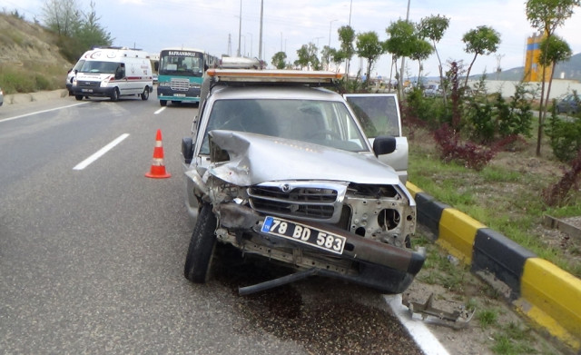 Otomobil ve Pikap Çarpıştı: 4 Yaralı