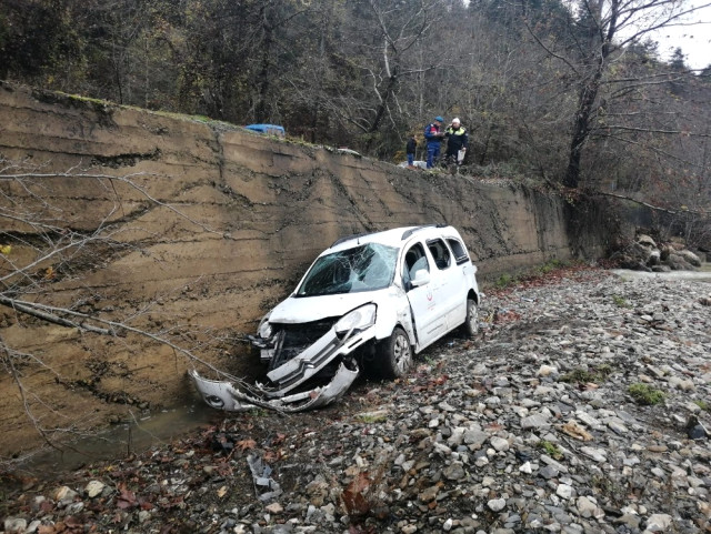 Göreve Giden Araç Dereye Yuvarlandı