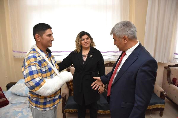 Vali Gürel’den Mühimmat Deposundaki Patlamada Yaralanan Askere Ziyaret