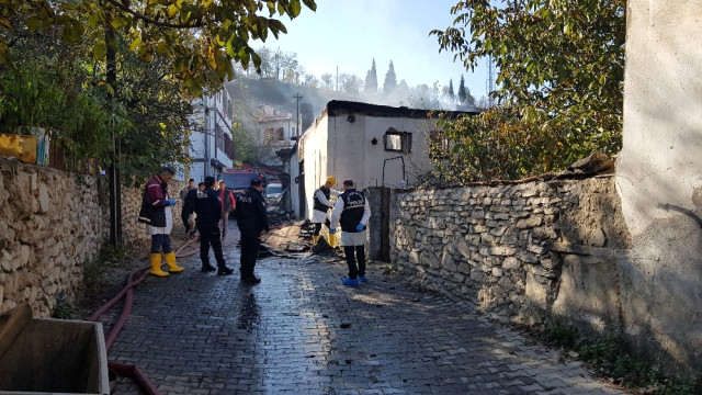 Yanan Tarihi Konakta Ceset Arıyorlar