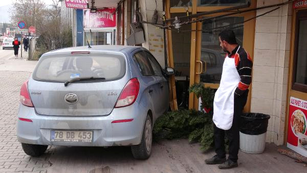 Kanser Hastasının Kullandığı Otomobil Dükkana Daldı