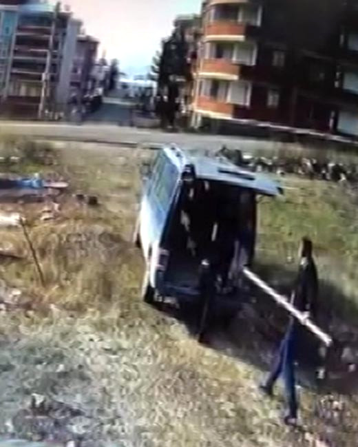 İnşaat İskelesini Çalan 2 Şahıs Güvenlik Kamerasına Yakalandı