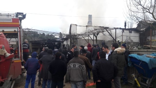 İki Katlı Ev Yangında Küle Döndü
