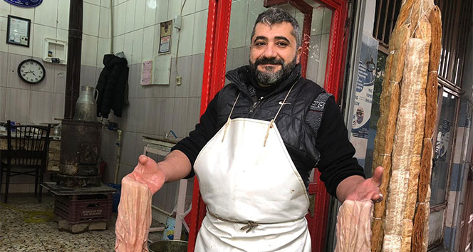Siirt’ten Adana’ya şırdan satarak geçimini sağlıyor