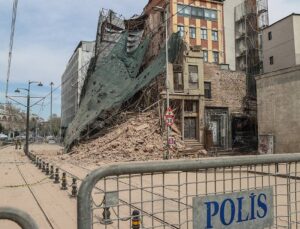 Kültür ve Turizm Bakanlığı’ndan Beyoğlu’nda çöken binayla ilgili açıklama