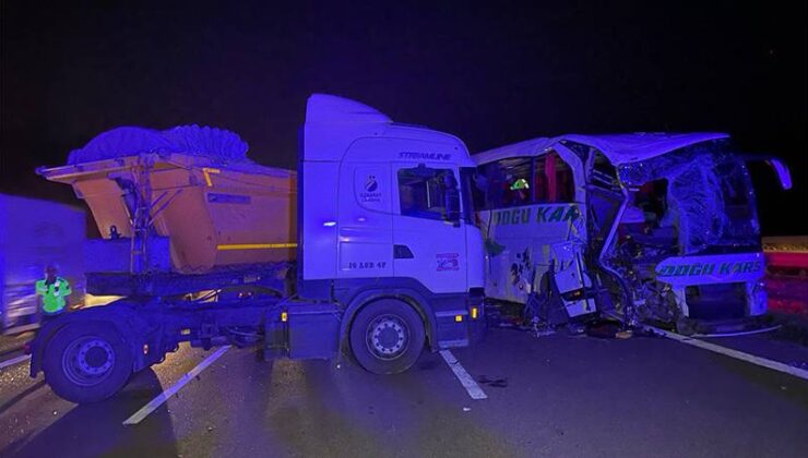 Anadolu Otoyolu’nda tır ile yolcu otobüsü çarpıştı: 18 yaralı