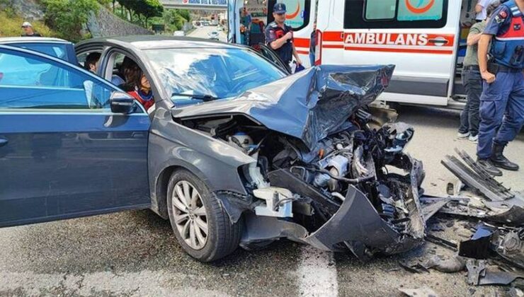 Artvin’de iki arabanın çarpıştığı kazada 8 kişi yaralandı