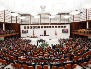 Meclis’te “Merdan Yanardağ” tansiyonu: CHP’li Başarır’dan AKP’li Çelebiye: Bir gazeteciye iftira atmaktan utanmadın mı?