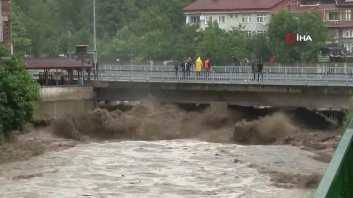 Yenice’de sağanak nedeniyle köprü trafiğe kapatıldı