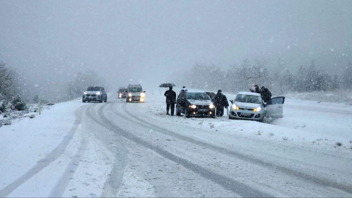 Karabük’te Ağır Kar Yağışı: Maddi Hasarlı Kazalar ve Yolda Kalan Araçlar