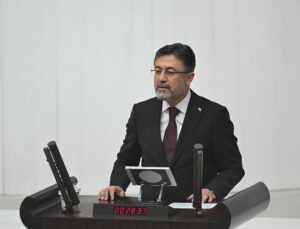 Bakan Yumaklı: Orman yangınlarıyla gayretimizi, rezerv güçler dahil 100 helikopter ve 24 uçakla sürdürüyoruz