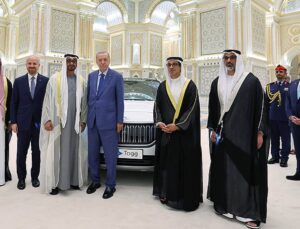 Ertuğrul Özkök: 19 Temmuz günü Togg’un önündeki bu siyah gözlüklü “G42” kod isimli kişi kimdi?