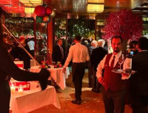 Ertuğrul Özkök: “Eski Türkiye zengini misiniz?” testi; Paper Moon duvarındaki 19 fotoğraftan kaçını tanıyorsunuz?