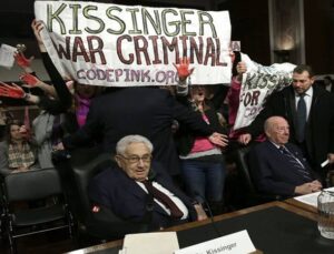 Fehmi Koru: Gerisinden ağlayan olmaz, milyonlarca insanın vefatından sorumlu Henry Kissinger öldü…