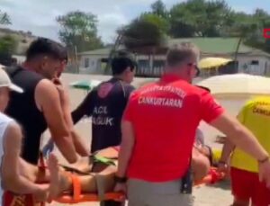 Boğulma tehlikesi geçirenleri kurtarmak isteyen cankurtarana jet ski çarptı