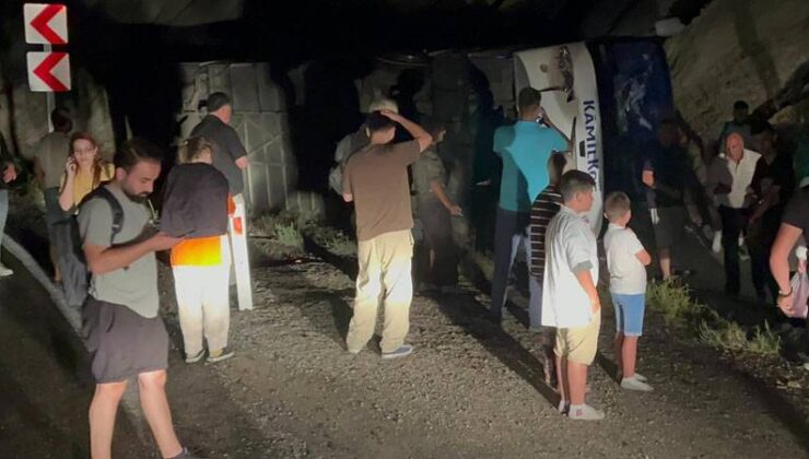 Burdur’da yolcu otobüsü devrildi: 13 yaralı