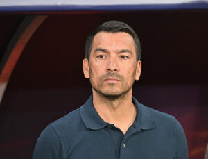 Giovanni van Bronckhorst: Rakibe iki gol armağan ettik