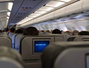 Uçağın tuvaletinde sigara içen yolcu olay çıkardı, kabin görevlilerine saldırdı, gözaltına alındı