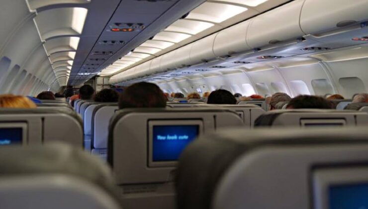 Uçağın tuvaletinde sigara içen yolcu olay çıkardı, kabin görevlilerine saldırdı, gözaltına alındı