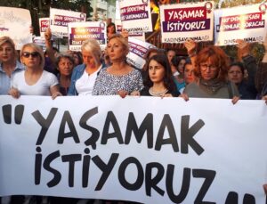 Bir bayan, kimliği belirlenemeyen bir erkek tarafından başından vuruldu!