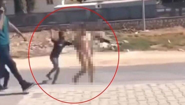Sokakta çıplak dolaşan vatandaşı evvel dövdüler, sonra polise teslim ettiler!