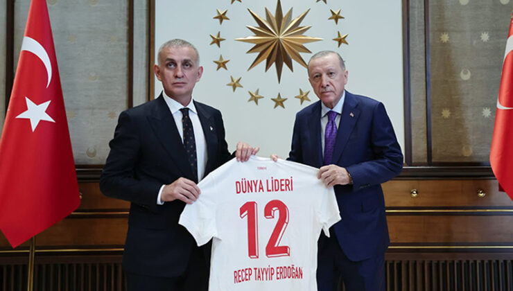 TFF Başkanı Hacıosmanoğlu’ndan Erdoğan’a “Dünya Lideri” yazılı forma ikramı