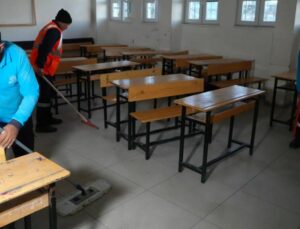 Bakanlık yapmadı, paklık mahallî idarelere kaldı: Adıyaman Belediyesi, 1 ayda 120 okulu temizledi