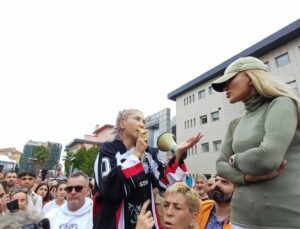 Hayvan katliamının yaptıldığı Gebze’de, belediye önünde hareket: Müzikçi Hande Yener ve Seren Serengil de katıldı