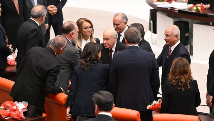 Karar muharriri Oğur, Bahçeli’nin DEM sıralarında tokalaştığı sırada gerisinde olan Efkan Âlâ’ya dikkat çekti: İktidar Kürt probleminde yeni bir açılım mı yapacak?
