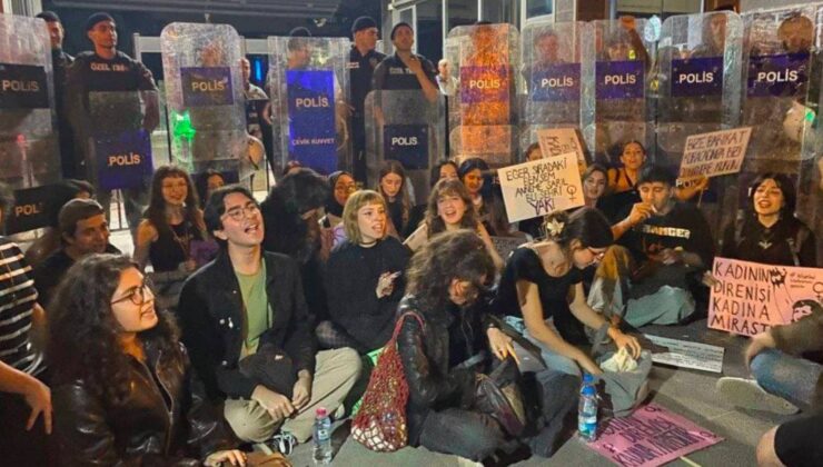 Marmara Üniversitesi’ndeki hareketlerde pankart açan 5 bayan öğrenci, “Cumhurbaşkanına hakaret”ten gözaltına alındı