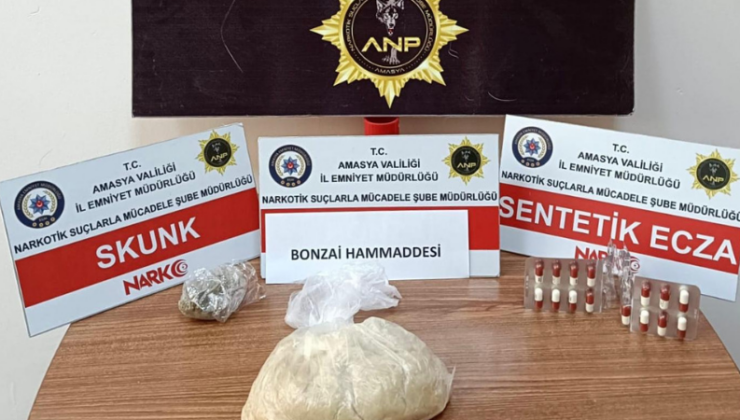 Kuşkulu araçtan yarım kiloya yakın uyuşturucu çıktı: 3 kişi gözaltına alındı