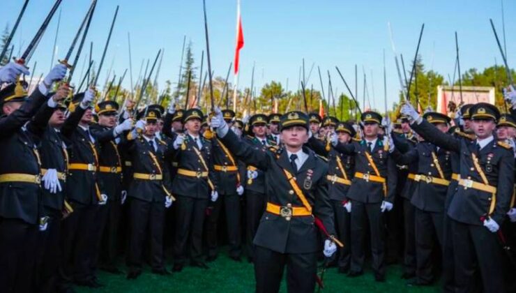 Teğmenlerin disipline sevkinde “Hedef, kumandan mı?” sorusu gündeme geldi; “Genelkurmay Başkanlığı’nın en güçlü adayı olabilirdi”