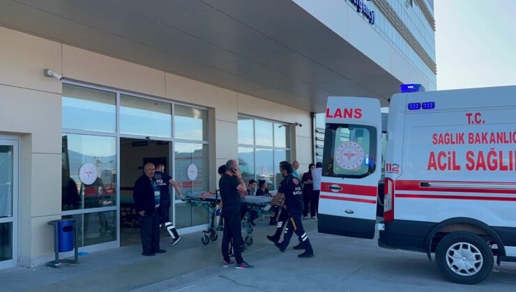 Araba, traktörün römorkuna çarptı: 1 kişi hayatını kaybetti, 2 yaralı