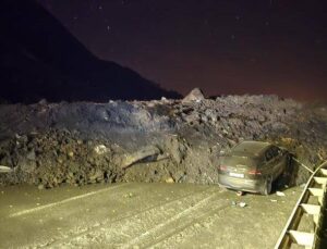 Artvin’de heyelan; Karadeniz Kıyı Yolu ulaşıma kapandı!