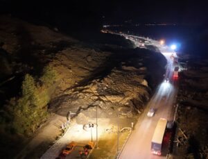 Artvin’de heyelan sonucu kapanan Karadeniz Kıyı Yolu tek şeritten ulaşıma açıldı; toprak altında kalan araçta 3 kişi aranıyor