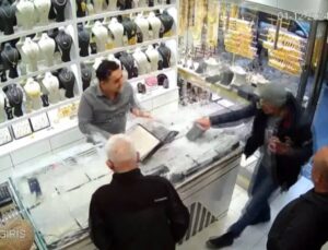 Kuyumcu soyguncusu, kuyumcuda dükkan sahibi ile ‘”mahsur” kaldı