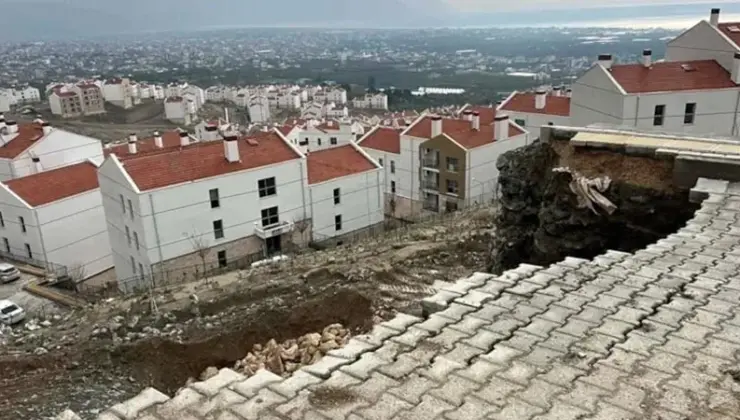 Hatay’da TOKİ’nin yaptığı sarsıntı konutlarında tavan çöktü, yanlışlar yama ile kapatıldı