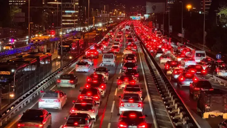 İstanbul’da trafik yoğunluğu yüzde 90’a çıktı, yollar kilitlendi