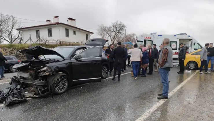 AKP konvoyunda kaza: 2 yaralı