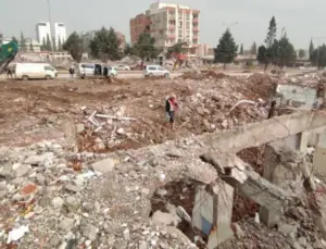 Sarsıntıda 112 şahsa mezar olan Arıkan Sitesi davasında yeni uzman raporu hazırlanacak