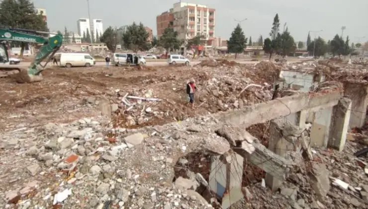 Sarsıntıda 112 şahsa mezar olan Arıkan Sitesi davasında yeni uzman raporu hazırlanacak