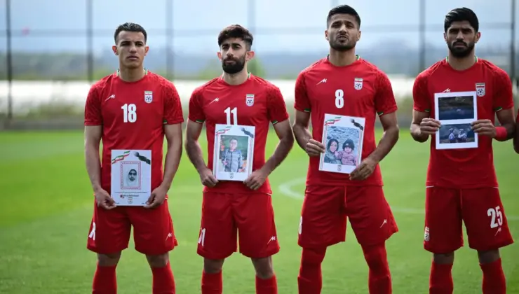 İran Ulusal Grubu, Antalya’da oynanan maç öncesi savaşta hayatını kaybeden çocukları andı