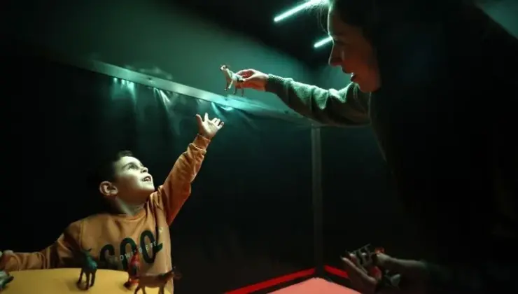 Özel ihtiyaçlı çocukların dikkatini ve irtibatını güçlendiren yol: “Karanlık oda” terapisi