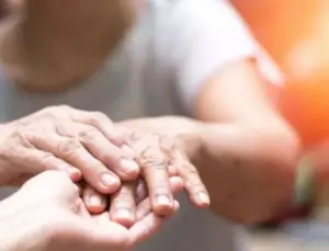 Parkinson hastalarına yeni umut: Ameliyatsız titreme durdurulabiliyor!