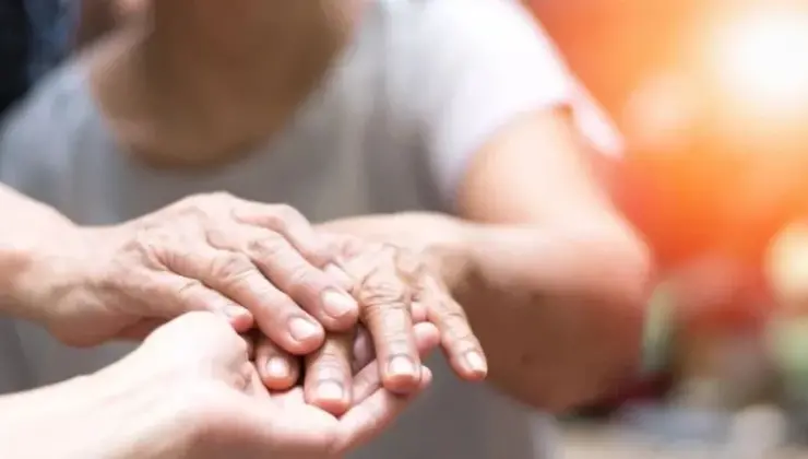 Parkinson hastalarına yeni umut: Ameliyatsız titreme durdurulabiliyor!