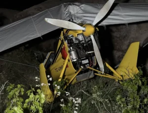 Acil iniş yapan microlighttaki pilot ve yolcu yaralandı
