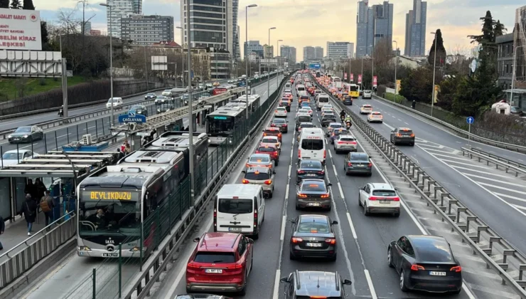 İstanbul’da akşam saatlerinde trafik yoğunluğu yüzde 80’e çıktı